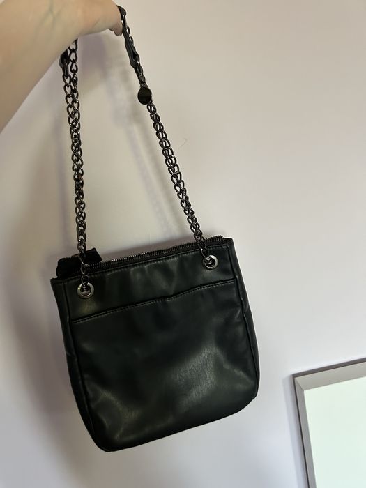 Czarna torebka Guess