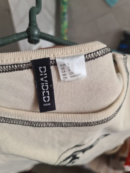 бежевий короткий топ (кроп-топ) від H&M Divided з метеликом