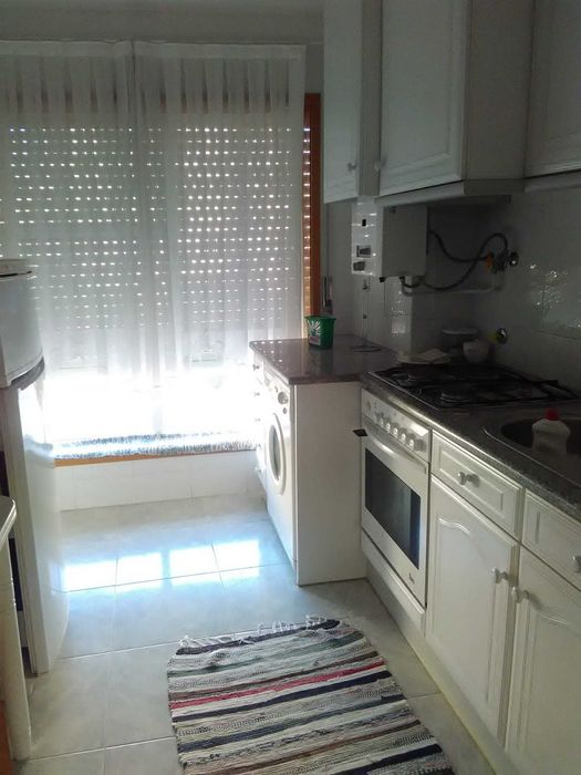 Vendo Apartamento T2 mobilado na amorosa com garagem fechada, gás canalizado todo equipado e mobilado a escasso metros da praia.