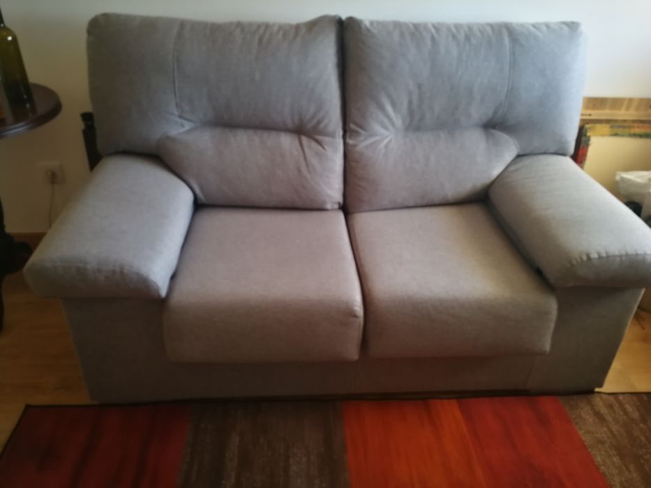 Sofa cinza claro 2 lugares