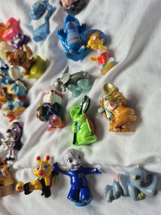Stare zabawki z lat 90 kinder niespodzianka