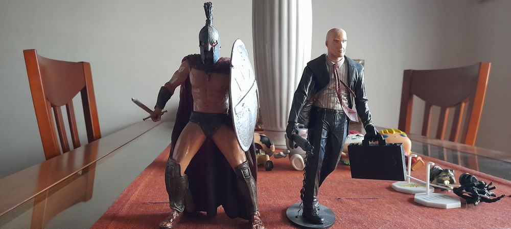 Figuras Mcfarlane Leonidas 300 e Hitman Agent 47