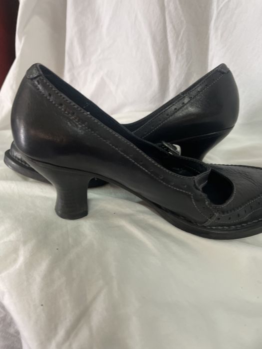 Sapatos pretos de presilha