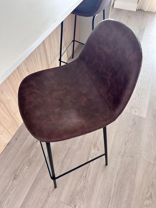 Cadeiras altas em pele castanha