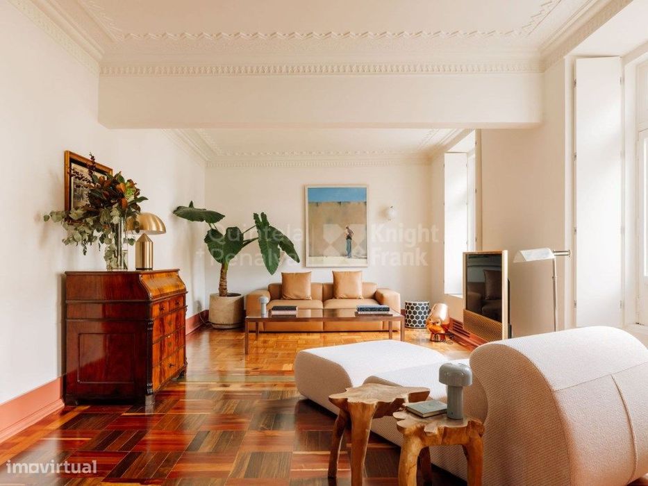 Apartamento T2 + 2, com varanda próximo da Av. da Liberdade