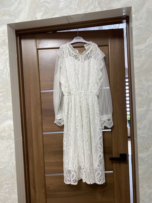 Біла мереживна сукня
