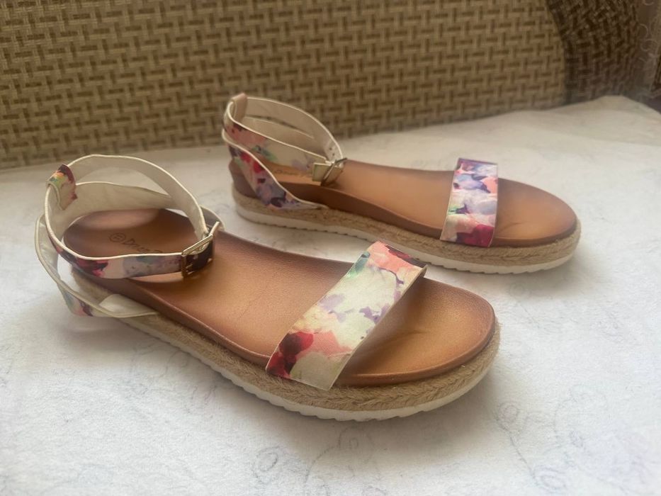 Жіночі босоніжки