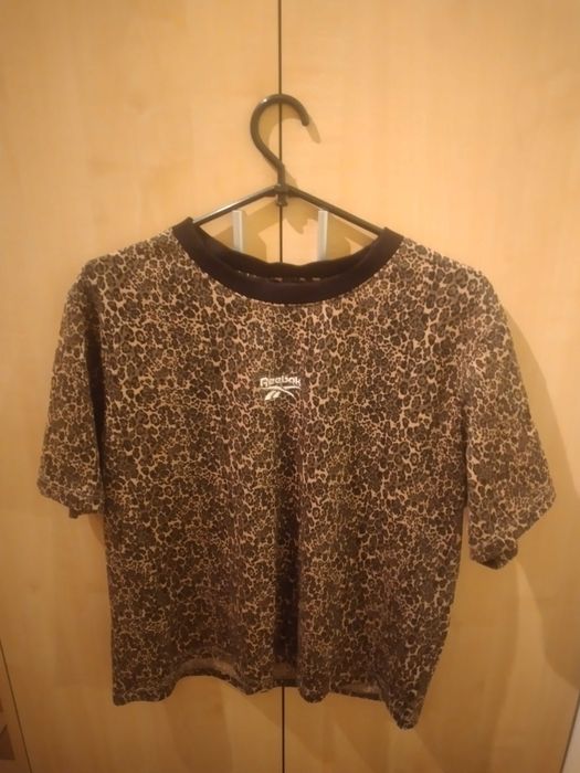 T-shirt w panterkę Reebok