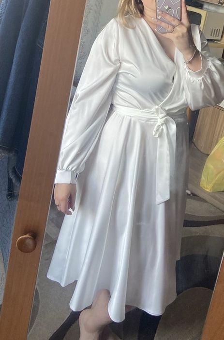Біла атласна сукня