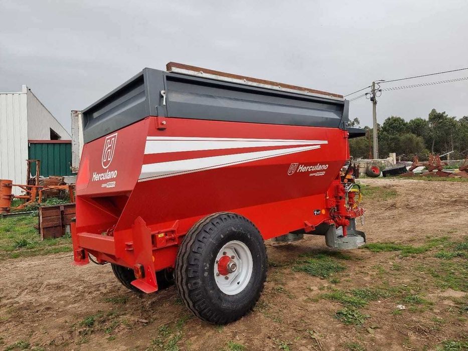Reboque Espalhador Bilateral de Estrume Orgânico com grupo hidraulico