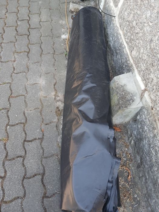 Rolo de plástico preto novo tem 70 quilos