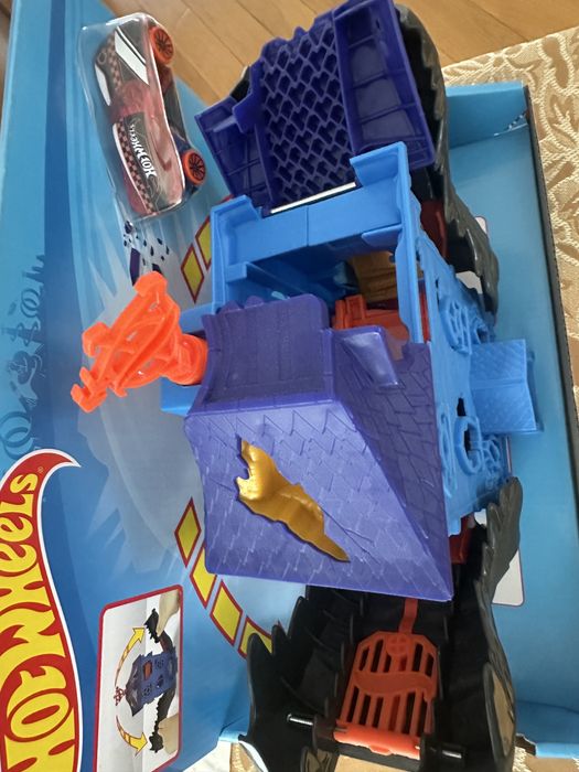 Hotwheels zamek krokodyla +autko