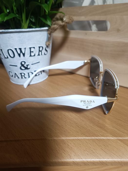Окуляри сонцезахисні в стилі Prada.