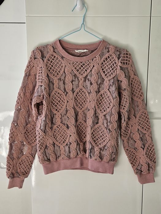 Różowy, elegancki sweter.