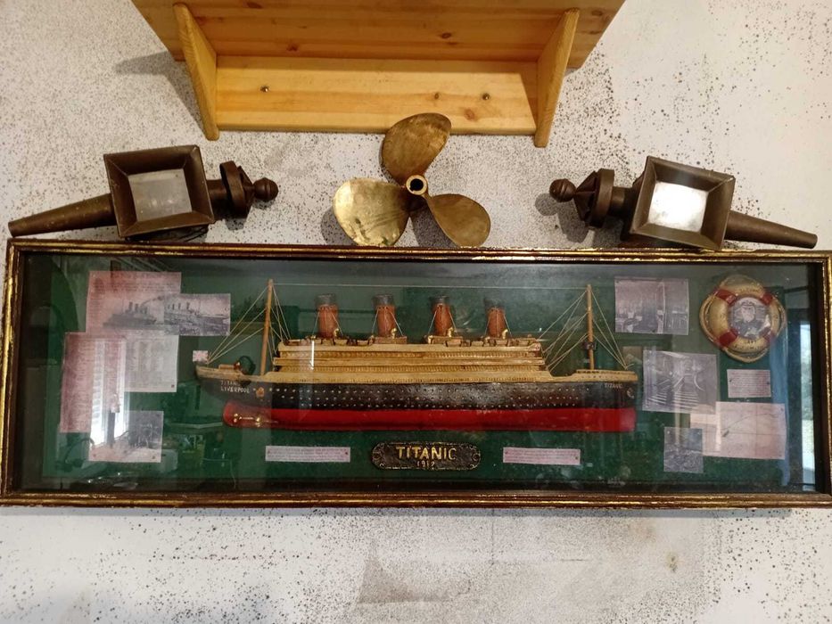 Moldura antiga do Titanic com vidro