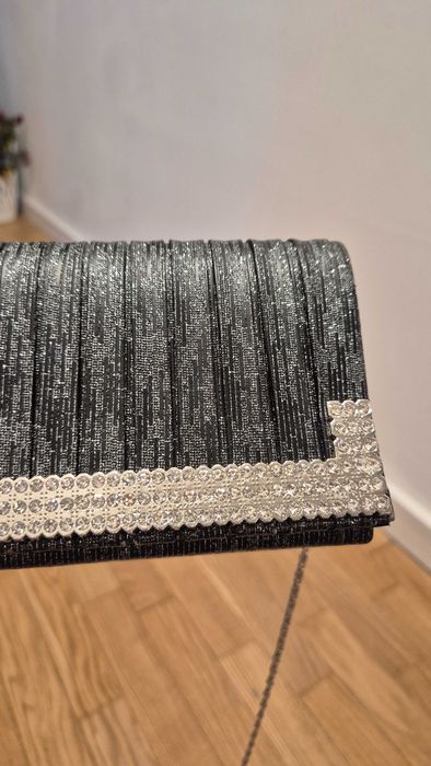 Czarna błyszcząca kopertówka z cyrkoniami, na łańcuszku