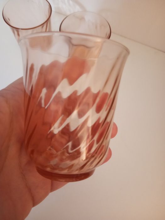 3 pequenos copos rosados vidro