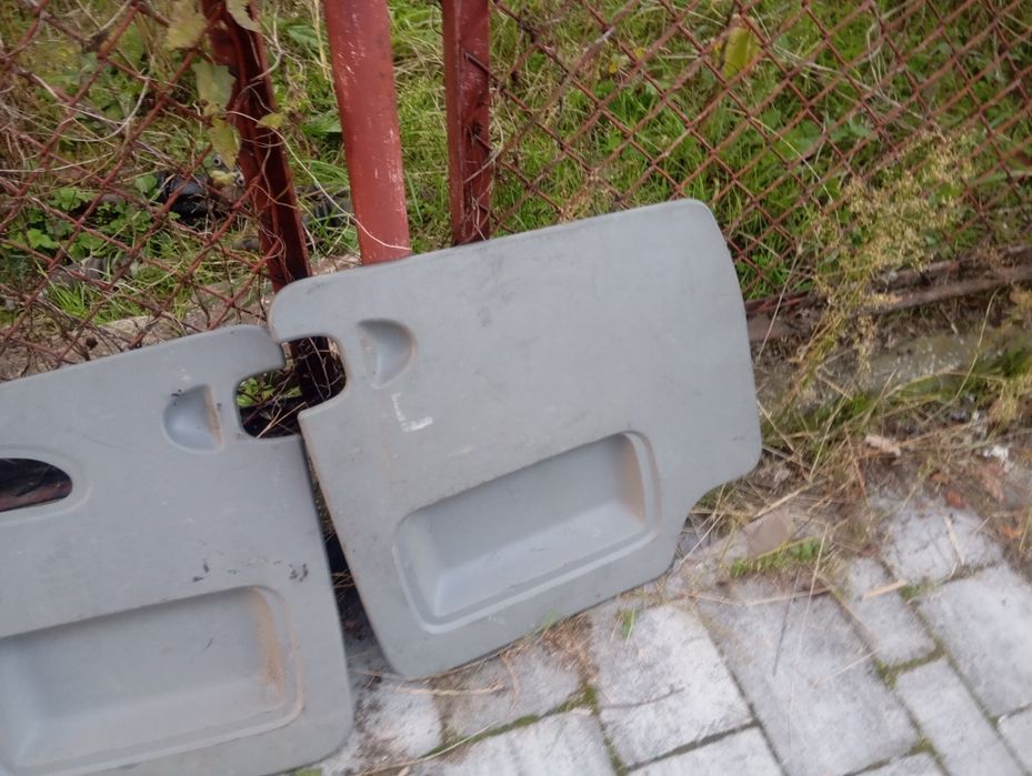 Boczki plastiki drzwi tył tylne Vivaro A Trafic II 2 Komplet