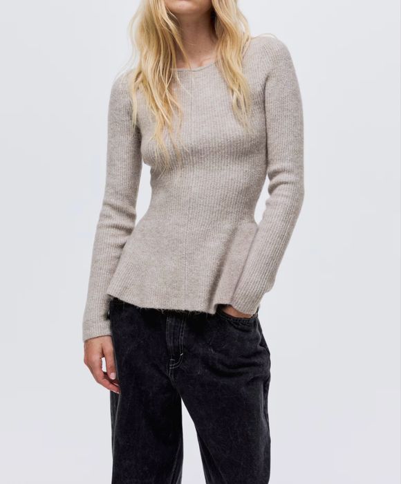 Вовняний светр з баскою