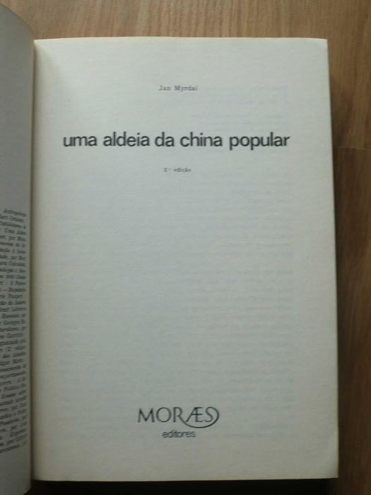 Uma aldeia da China Popular
de Jan Myrdal