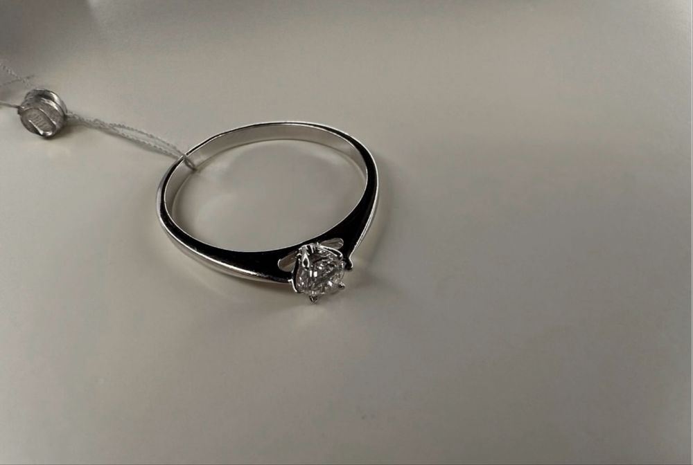 Золота каблучка з природним діамантом,0,17 ct,17,5 розмір,4/5,3,7мм.