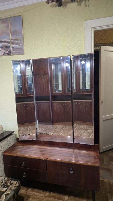: Трюмо трельяж с тремя зеркалами (Mid-century)
​Описание:
Продам клас