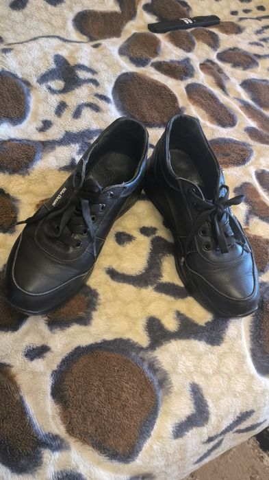 Жіночі шкіряні кросовки