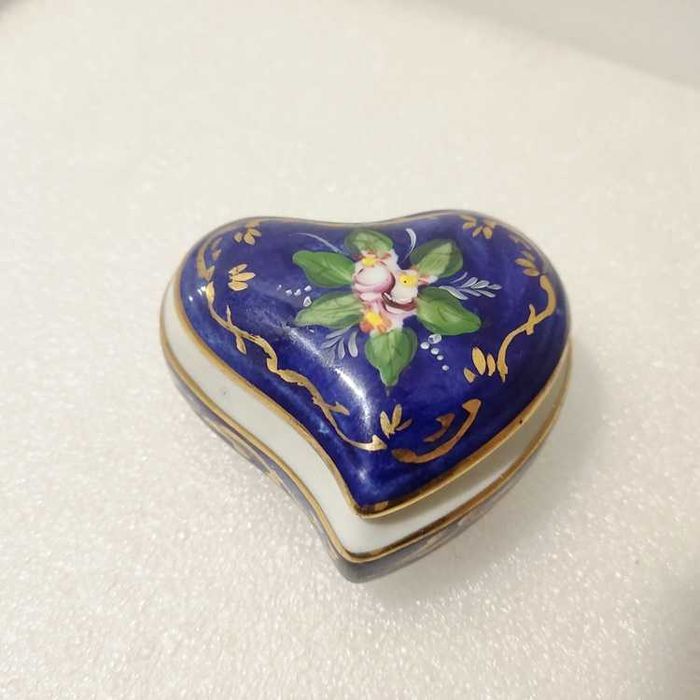 Caixa pintada à mão porcelana de Aveiro 7,5x7x4cm 105gr.