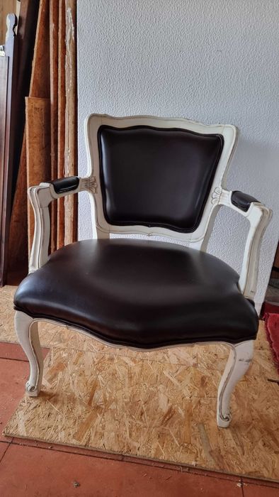 Conjunto de 8 Cadeiras Clássicas Estofadas – Madeira Branca