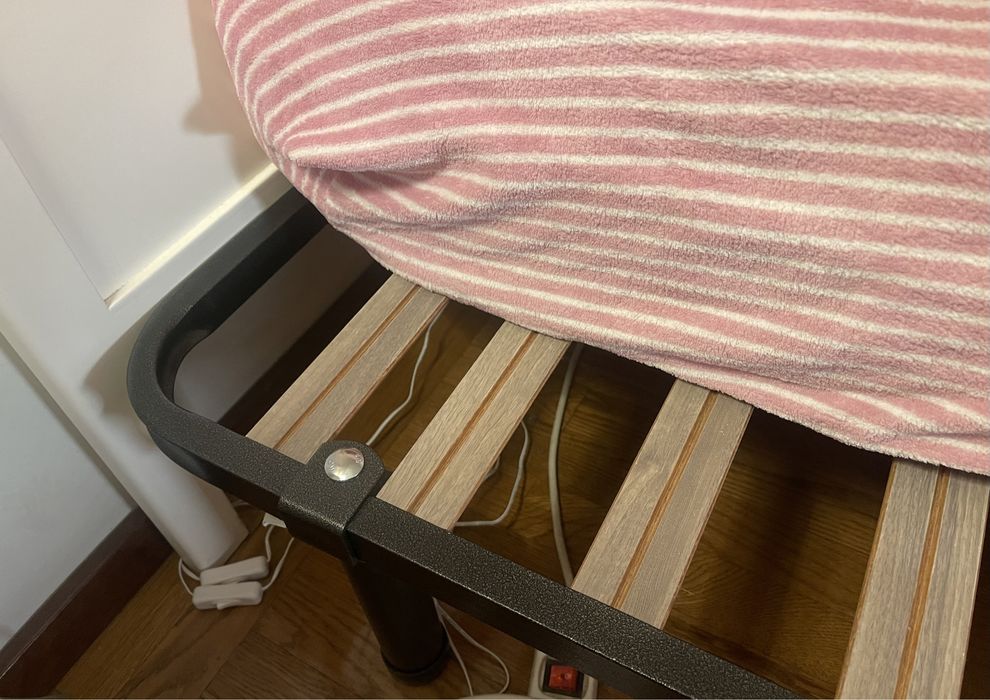 Cama casal branca com colchão