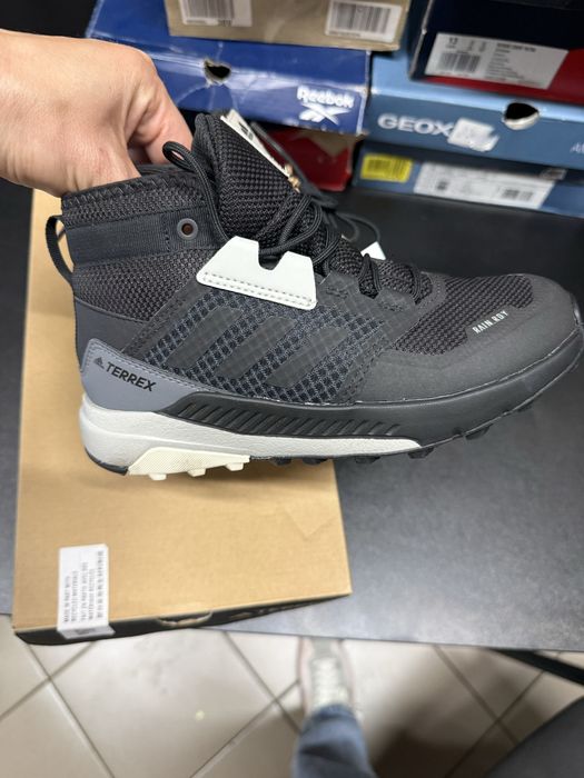 Продам дитячі На фото зображені чорні трекінгові черевики Adidas Terrex Trailmaker Mid RAIN.RDY з текстильним верхом та світлими фірмовими язичками