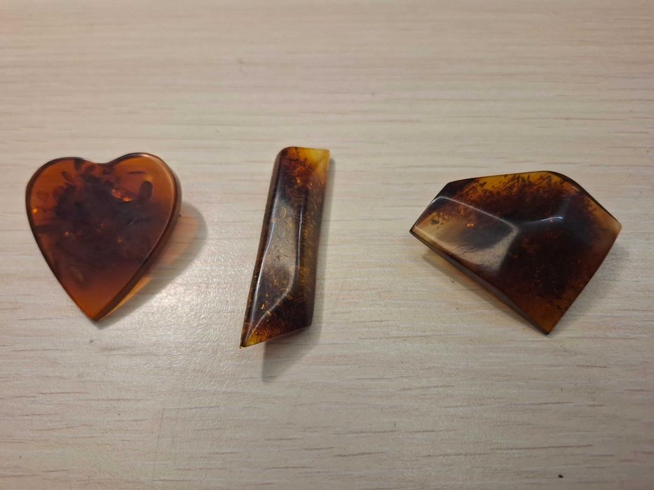 Trzy broszki bakelitowe - lata 60 XX wieku