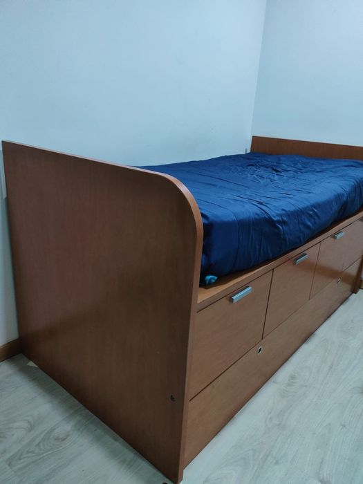 Cama de solteiro com gavetas e cama extra