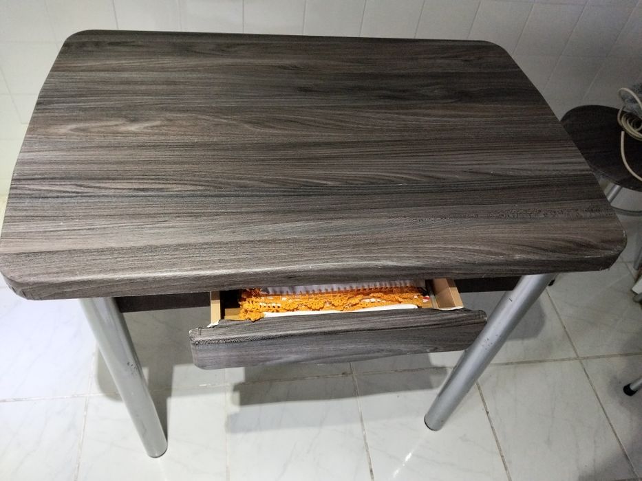 Mesa de cozinha boa madeira.e pés Inox escovado..