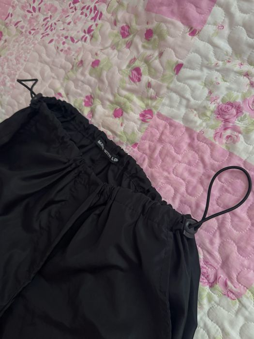 Чорні штани карго на затяжках