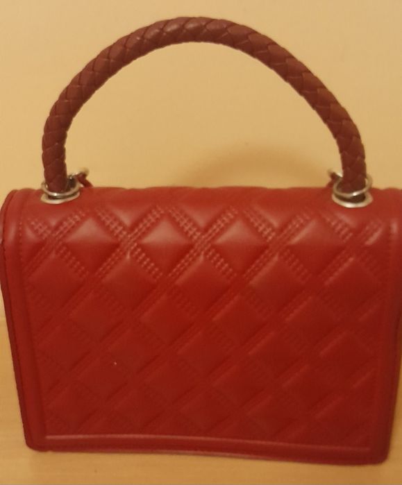 Сумочки різні за розміром і кольором