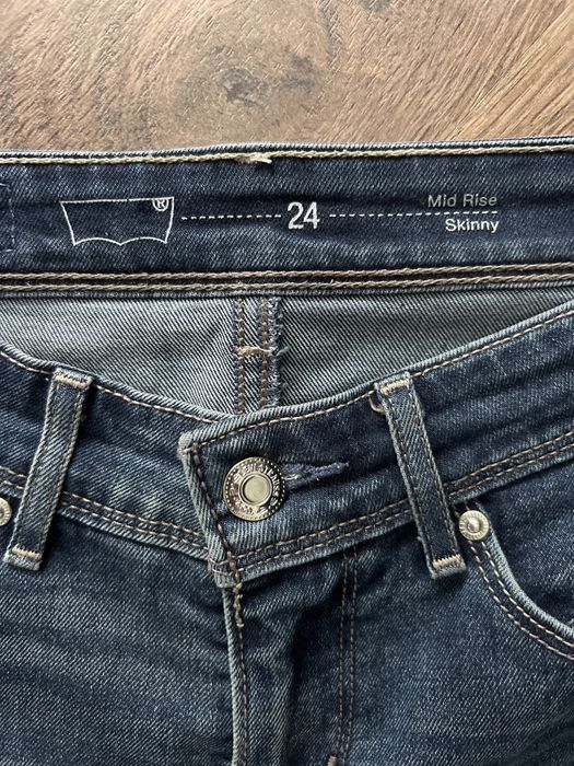 Spodnie damskie dzinsy Levis Skinny 24