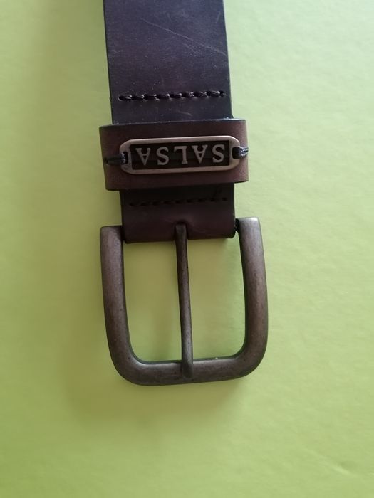 Cintos de marca em couro como novos