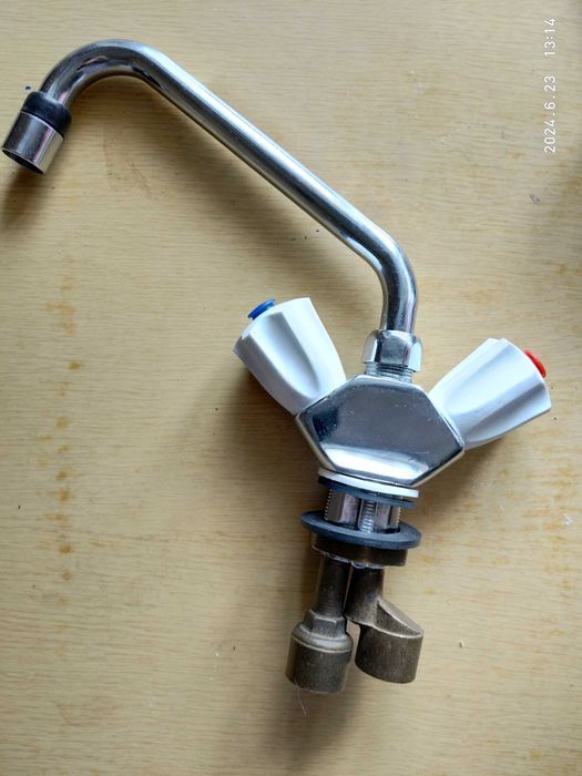 Смеситель для умывальника и фаянсовій корпус смесителя