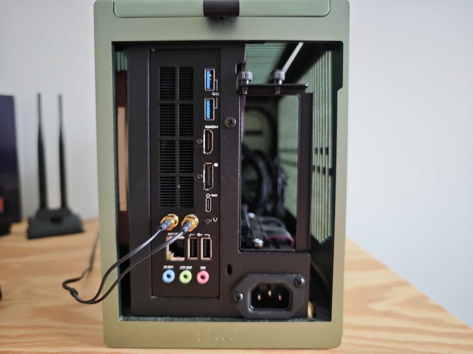 Torre PC Mini-ITX Fractal Terra - 64GB RAM - Motherboard Minisforum BD770i Ryzen 7 7745HX - Fans Noctua - PSU Corsair SF750 - 1TB SSD