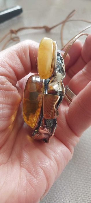 Artystyczna  zawieszka z bursztynami i perłà