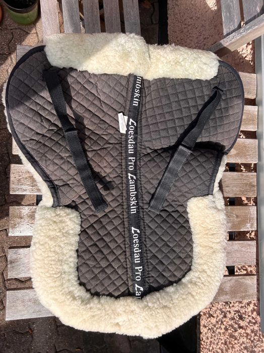 Podkładka/futerko pod siodło Loesdau Pro Lambskin, naturalna owcza wełna