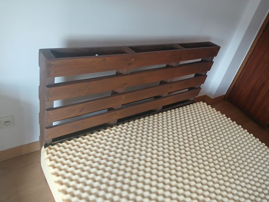 Cama de paletes de madeira