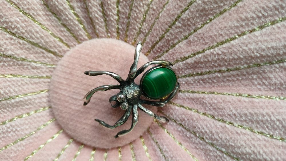 Srebrna broszka z malachitem