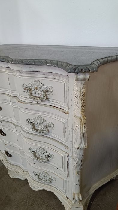 Quarto antigo a precisar de nova pintura