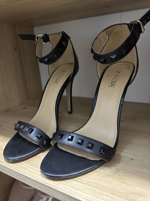 Черные босоножки на шпильке