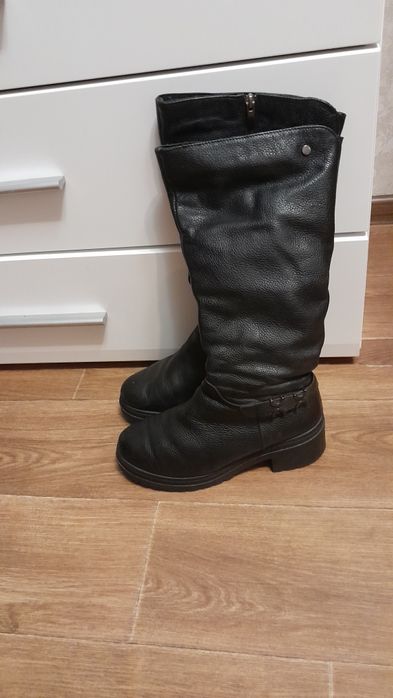 Продам жіночі зимові шкіряні чоботи.