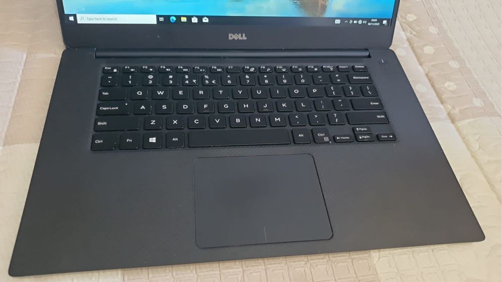 Dell XPS 15 9560 i7-7700HQ 8GB RAM 128GB SSD Ecrã 4K GTX 1050 com Carregador