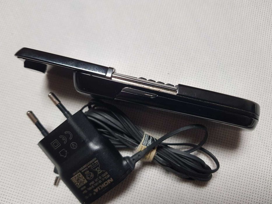 NOKIA 8800 RM-165 / Czarna z ładowarką