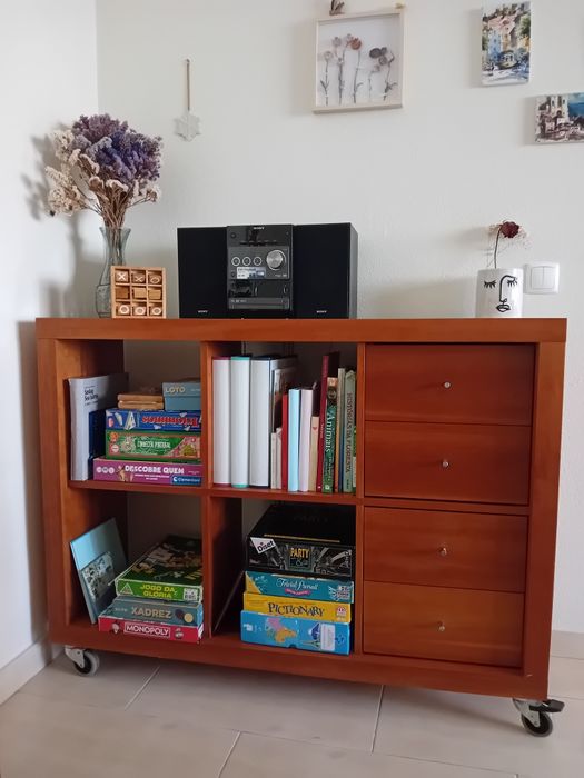 Móvel com módulos de gavetas, versátil